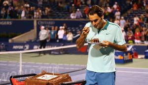 Federer po dvoboju pojedel kos torte, v polfinalu dvoboj sester Williams