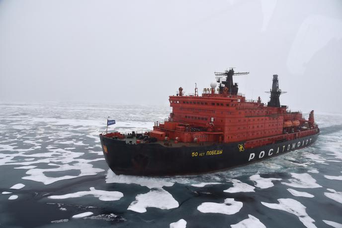 Ruski ledolomilec | Z militarizacijo Arktike si Rusija poskuša zagotoviti tudi nadzor nad ladijsko potjo, ki se razteza skozi Arktični ocean od Beringovega preliva na vzhodu do Barentsovega morja na zahodu. Na fotografiji je ruski ledolomilec na jedrski pogon. | Foto Guliverimage