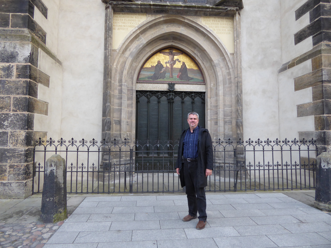 Pred vrati cerkve, na katera je Martin Luther nabil svojih znamenitih 95 tez. | Foto: osebni arhiv/Lana Kokl
