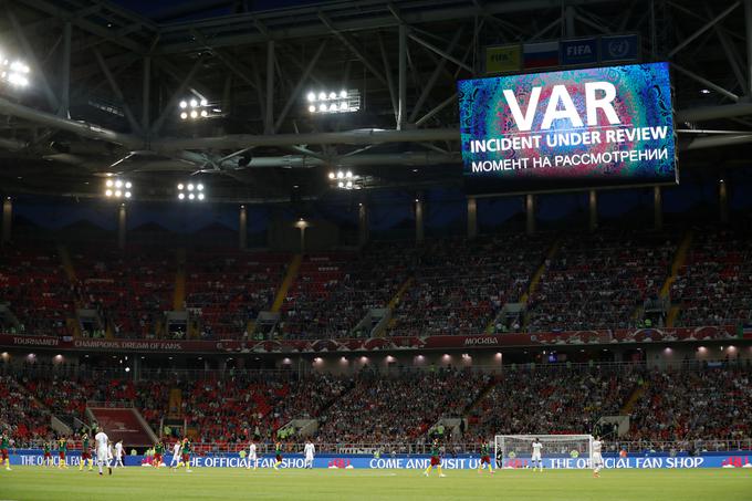 Bo nogomet poleg postopne uporabe videotehnologije poskrbel še za nekaj novosti, neposredno vezanih na pravila igre? | Foto: Reuters