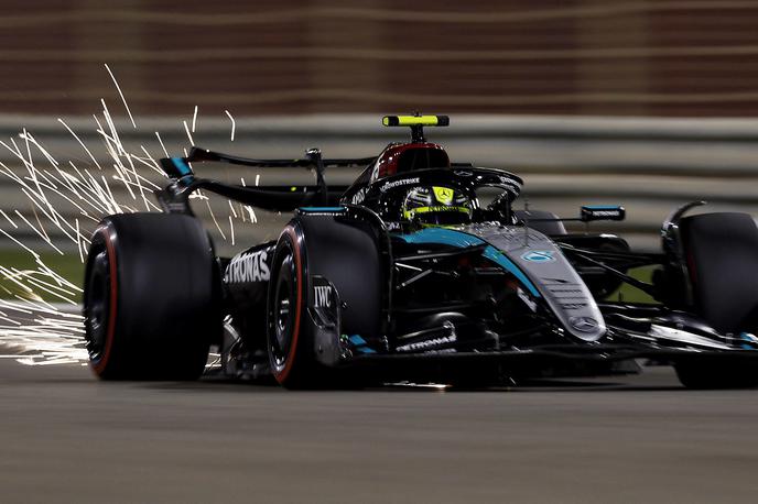VN Bahrajna Lewis Hamilton Mercedes | Čeprav Lewis Hamilton ne zmaguje več, pa Mercedesova ekipa še naprej ustvarja astronomske prihodke. | Foto Reuters