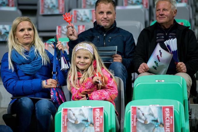 Na tekmi se je uradno zbralo 10.492 gledalcev. Za slovensko reprezentanco je navijalo mlado in staro. | Foto: Vid Ponikvar