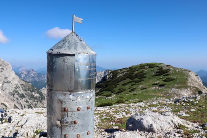 Miniaturni Aljažev stolp na Velikem vrhu in v ozadju Velika Zelenica | Foto: Matej Podgoršek