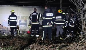 Tragična nesreča: vlak na območju Cerknice do smrti zbil osebo