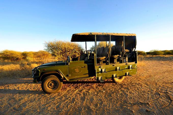 Urednik Avtomota Jure Gregorčič se je ravnokar vrnil iz Afrike. Glede na to, kakšna vozila je vozil v Namibiji, je razumljivo, zakaj se mu zdi vožnja avtodoma mačji kašelj. | Foto: 