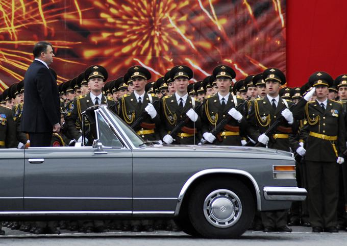 Večina predsednikov za železno zaveso se je vozila v dolgih črnih ruskih avtomobilih ZIS in pozneje ZIL, obdobje ruskih oklepnih limuzin pa je trajalo vse do padca zidu leta 1989. | Foto: Reuters