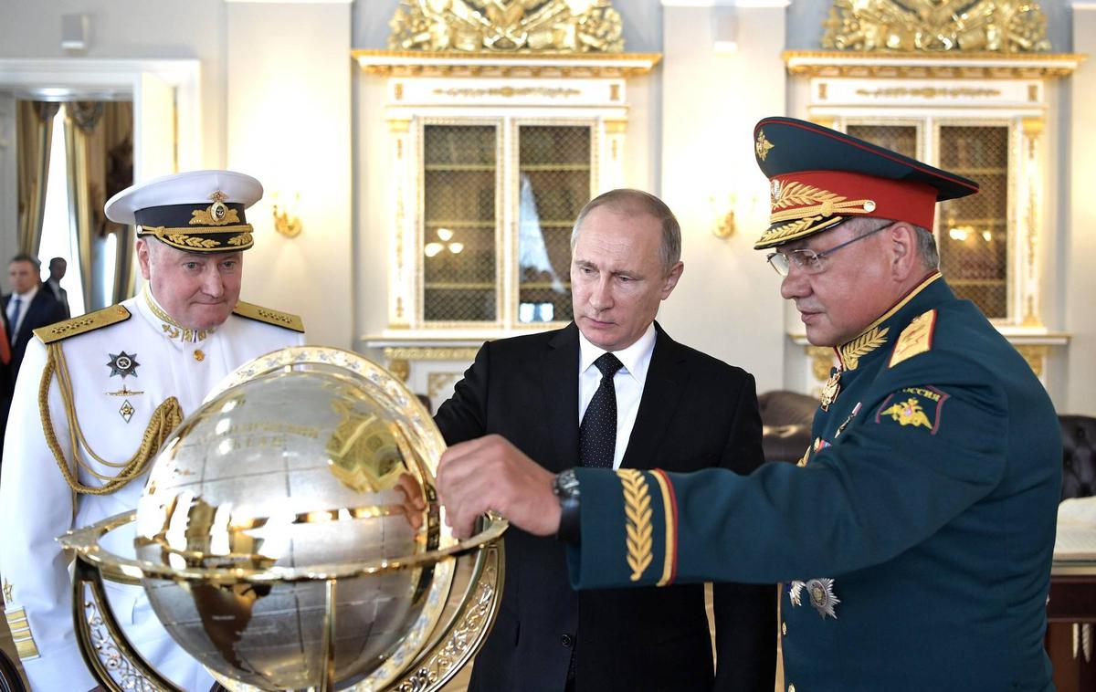 Vladimir Putin in Sergej Šojgu | Ruski maščevalni nacionalizem naj bi bil posledica poraza Rusije v hladni vojni. | Foto Guliverimage