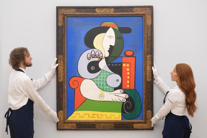 Femme Ã  la montre, Pablo Picasso | Slika živih barv prikazuje Marie-Therese Walter sede v profilu. Na njenem zapestju je ura s preprosto številčnico in svetlorumenim paščkom. | Foto Guliverimage