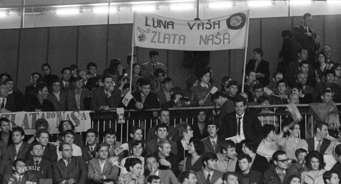 Primorski navijači so za svetovno prvenstvo leta 1970 v Ljubljani pripravili transparent s sloganom Luna vaša, zlata naša. S tem so ameriškim košarkarjem želeli sporočiti, da je res, da so leto prej prvi stopili na Luno, a zlata medalja SP bo vendarle 'naša', jugoslovanska. | Foto: Svetozar Busić, hrani: Muzej novejše zgodovine Slovenije.