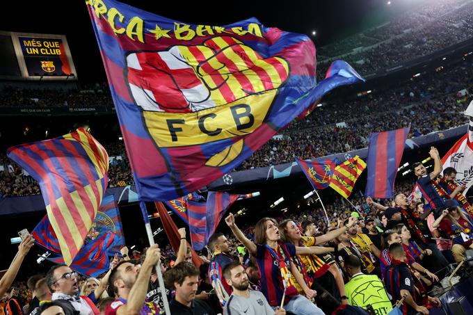 Navijači Barcelone so najprej prišli na svoj račun v 40. minuti, nato so se že spogledovali z bolečim porazom, a jim je Robert Lewandowski z drugim zadetkom na srečanju vrnil upanje. Na koncu z remijem 3:3 vseeno niso mogli biti zadovoljni. | Foto: Reuters