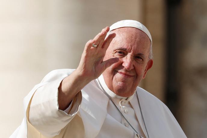 papež Frančišek | Papeža so v sredo popoldne ob splošni anesteziji operirali zaradi ukleščene trebušne kile, da bi preprečili zaporo črevesja.  | Foto Reuters