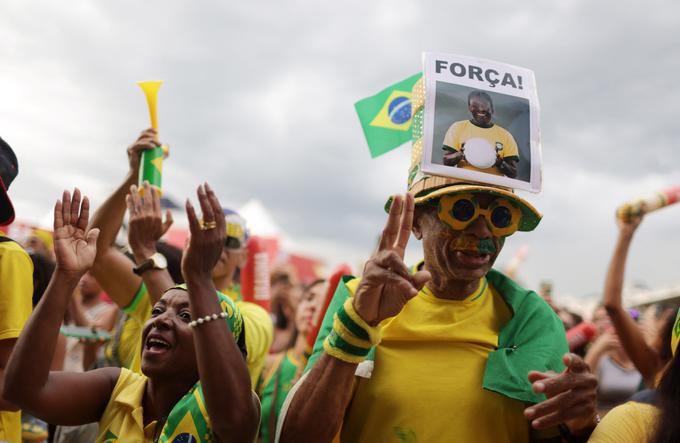 Brazilski ljubitelji nogometa želijo Peleju moč v boju z rakom in pljučnico. | Foto: Reuters