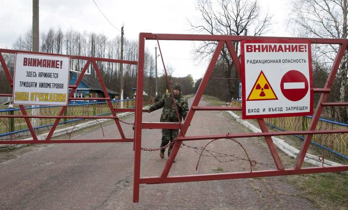 Regija, v kateri leži mesto Pripjat, je danes znana tudi kot Černobilska cona ali cona izključenosti. Gre za približno za desetino Slovenije veliko območje, ki ga varuje vojska. Civilistom se je po coni prepovedano gibati brez spremstva pooblaščene osebe, saj je območje ponekod še vedno zelo kontaminirano z radioaktivnimi delci. | Foto: Reuters