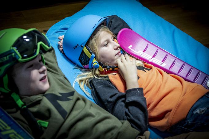 Otroške čelade so ključne za zagotavljanje varnosti na smučišču. Da ju otroka ne bi pozabila, sta večer pred televizorjem preživela kar s smučarsko opremo. | Foto: Ana Kovač
