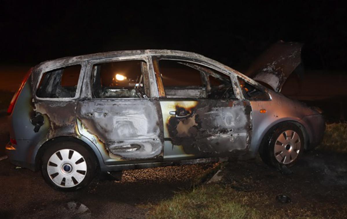 Avtomobili | Skupno so povzročili 26 kaznivih dejanj. V večini primerov je šlo za požige avtomobilov in drugih vozil.  | Foto PU Maribor