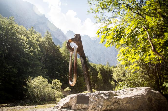 klin dolina Vrat | Spomenik s plezalnim klinom in vponko v ledeniški dolini Vrata, je eden najbolj prepoznavnih simbolov, povezanih s slovenskimi gorami. | Foto Žiga Zupan/Sportida