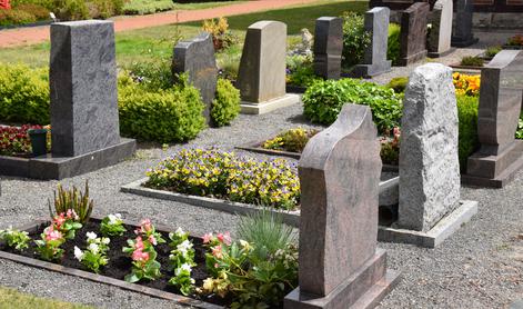 Na pokopališču v Cerkvenjaku neznanec poškodoval grobove