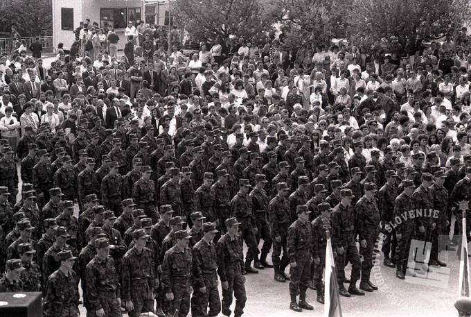 Po plebiscitu Slovenija ni več pošiljala nabornikov v JLA. Pod vodstvom obrambnega ministra Janeza Janše se je po plebiscitu začel sklepni del preoblikovanja Teritorialne obrambe (TO) v slovensko vojsko. Spomladi 1991 so slovenski naborniki vojaško obveznost začeli služiti v TO. Prva učna centra sta bila na Igu in v Pekrah pri Mariboru. Na fotografiji je prisega nabornikov na Igu 2. junija 1991.  | Foto: Tone Stojko/Muzej novejše zgodovine Slovenije
