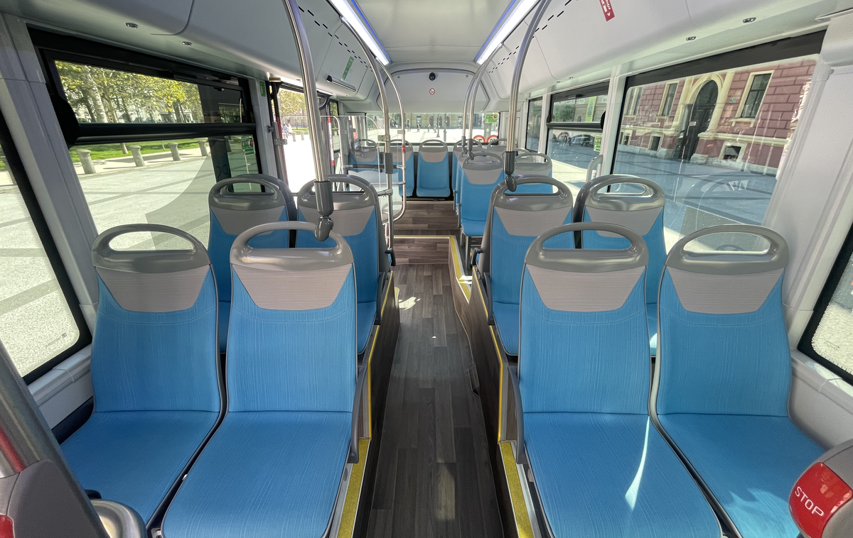 avtobus vodik LPP | Število potnikov v mestnem prevozu se je lani v primerjavi z letom 2013 zmanjšalo za 21 odstotkov, v medkrajevnem avtobusnem prevozu za tri odstotke in v notranjem železniškem prevozu za 13 odstotkov. | Foto Gregor Pavšič