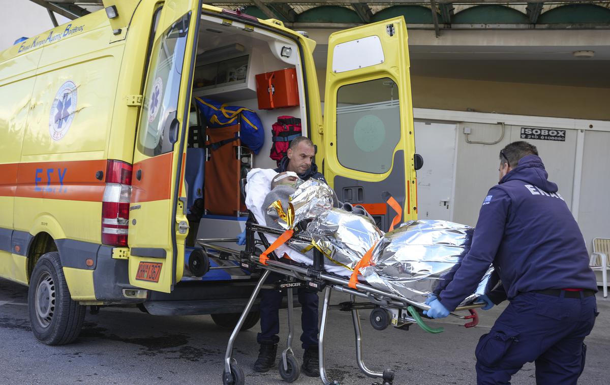 Brodolom ladje v Grčiji, preživeli | Posadka reševalnega helikopterja je po brodolomu uspela rešiti enega od ponesrečencev. | Foto Guliverimage