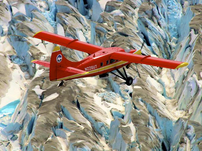 Nasino letalo leti nad goratimi ledeniki na Aljaski. | Foto: Reuters