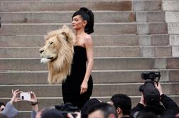 Kylie Jenner v Parizu šokirala s svojo obleko, odzvali so se borci za zaščito živali