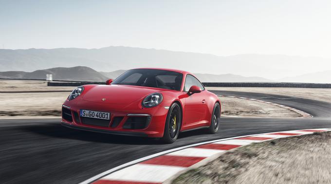 Kot je značilno za vse Porschejeve GTS-modele, bodo tudi nove različice 911 s to oznako prepoznavno oblikovane v smeri večje atraktivnosti. Oblikovni dodatki nadgrajujejo aerodinamiko za več oprijema pri višjih hitrostih: obloga sprednjega dela (del paketa sport design) poudarja športni značaj. Pri tem se sprednji del ponaša z izpopolnjeno aerodinamiko. Nizko nameščen sprednji usmernik zraka in višji dvignjeni položaj zadnjega usmernika zraka zmanjšujeta vzgon (da bi zračni tok dvigoval avtomobil) na sprednji in zadnji premi – ta je celo manjši kot pri modelih carrera S. | Foto: Porsche