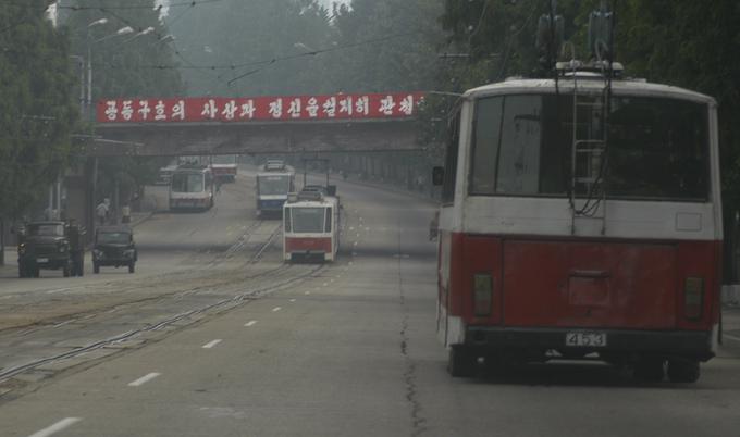 Po ocenah ima le 11 od tisoč prebivalcev Severne Koreje svoj avtomobil. Preostali uporabljajo javni promet, ki pa ni v najboljšem stanju. | Foto: Reuters