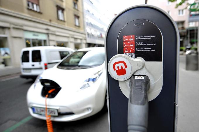Polnjenje električnim avtomobilov lahko traja le še tri ure, nato je treba v avtu spet nastaviti nov čas prihoda. | Foto: Gregor Pavšič