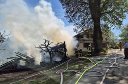 Požar v Žalcu povzročil ogromno škodo, en gasilec poškodovan