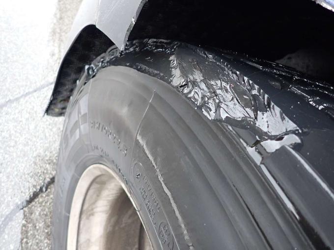 Uničena desna pnevmatika vlečnega vozila. | Foto: PU Celje