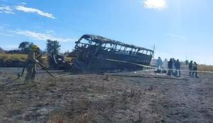 V nesreči avtobusa in tovornjaka zgorelo 19 ljudi #video
