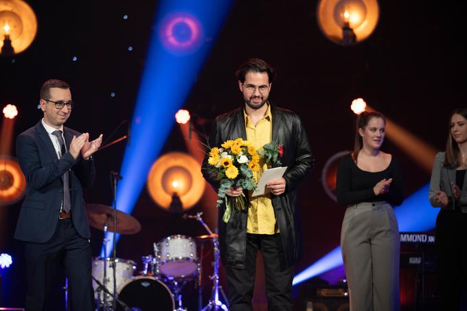 Veliko nagrado za najboljši šanson v celoti je prejel Tomaž Hostnik za skladbo Dekle iz zlatih sanj. | Foto: Mediaspeed