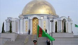 Turkmenistan se ponaša s spomenikom ustave, visokim 185 metrov