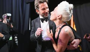 Na nastop Lady Gaga in Bradleyja Cooperja se je odzvala njegova bivša #video