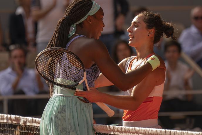 Martina Trevisan | Martina Trevisan (na fotografiji v objemu z Američanko Coco Gauff, ki bo danes igrala v finalu Roland Garrosa) je spisala eno najlepših zgodb letošnjega pariškega turnirja. | Foto Reuters