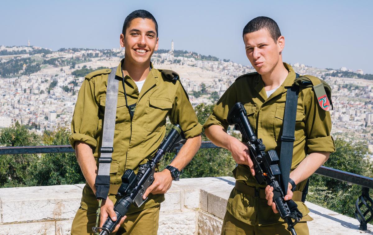 izraelski vojaki | Izraelska vojaka veselo pozirata pred objektivom fotografske kamere. | Foto Shutterstock