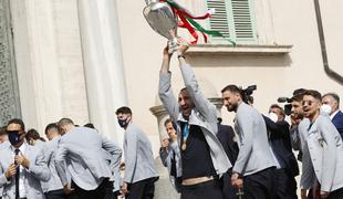 Evropske prvake na ulicah Rima pozdravila množica navijačev #video #foto