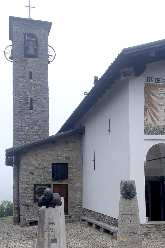 Vhod v kapelo krasi vrsta doprsnih kipov, med katerimi izstopata znani kolesarski imeni Fausto Coppi, ki je petkrat zmagal na Giru, in Gino Bartali, ki se je v kolesarsko zgodovino vpisal s tremi zmagami v generalni razvrstitvi rožnate pentlje.  | Foto: Alenka Teran Košir