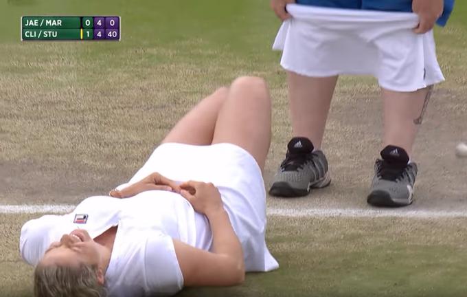 Kim Clijsters je od smeha padla po tleh. | Foto: YouTube