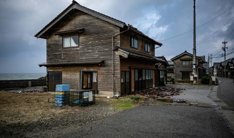 Potres z magnitudo 7,5 prizanesel edinstvenim hišam