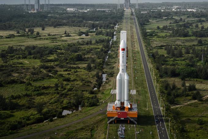 Raketa Dolgi pohod-5B med prevozom na izstrelitev.  | Foto: Reuters