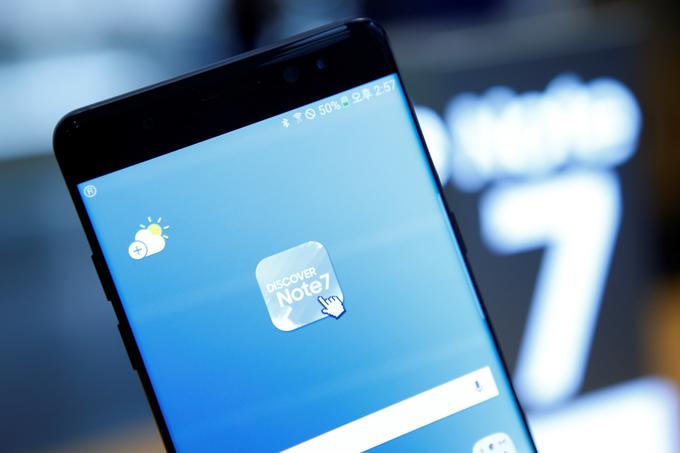 Po tem, ko se je po svetu razširila informacija, da se pametni telefon Galaxy Note7 lahko vžge, so začeli uporabnike k popolnemu izklapljanju pozivati praktično vsi letalski prevozniki na svetu. V zadnjih nekaj tednih je bil vnos te naprave na letalo ponekod celo prepovedan. | Foto: Reuters