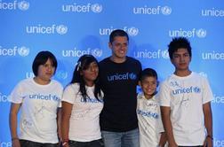 Chicharito postal ambasador Unicefa