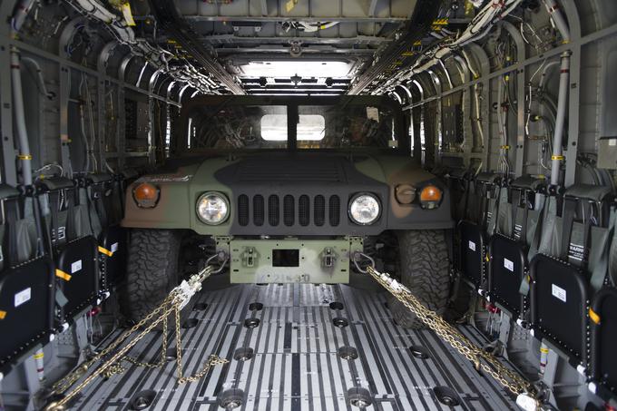 Notranjost je v primerjavi s predhodnikom pridobila 30 centimetrov širine. V njem je prostora za 37 polno opremljenih vojakov, je pa tudi dovolj širok in dolg, da lahko vanj recimo brez težav zapelje taktični humve (taktično bojno vozilo HMMWV).  | Foto: Lockheed Martin