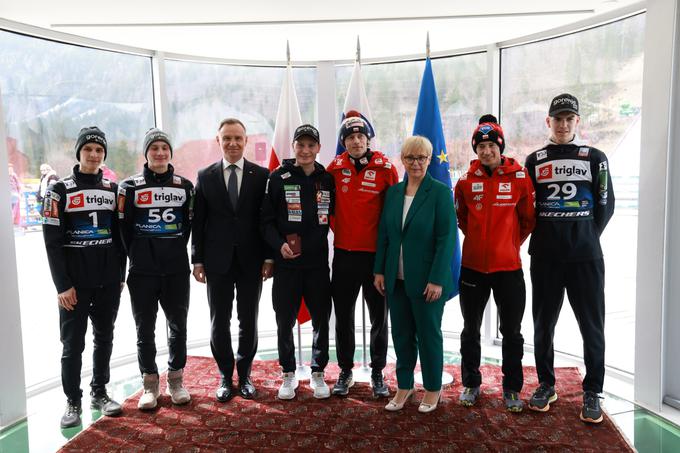 Del poljskega in slovenskega skakalnega tabora ob poljskem predsedniku in slovenski predsednici Nataši Pirc Musar. | Foto: Mediaspeed