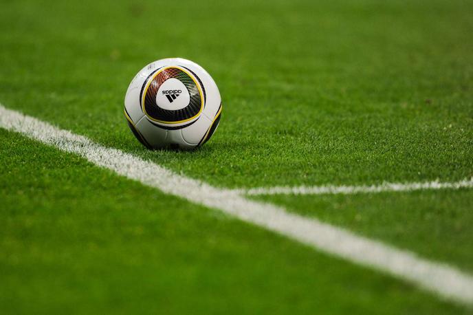 nogometna žoga | Slovenski najstniki se bodo v kvalifikacijah za EP 2023 merili z Nizozemsko, Moldavijo in Severno Irsko. | Foto Nebojša Tejić/STA