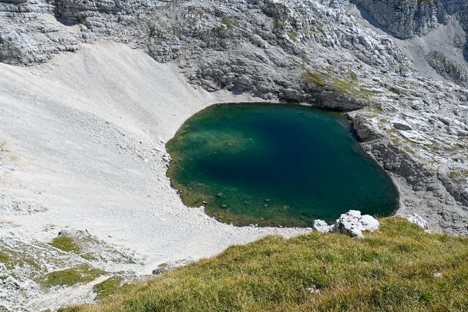 Zgornje Kriško jezero s poti pod Kriškim robom. Kakšna barva! | Foto: Matej Podgoršek