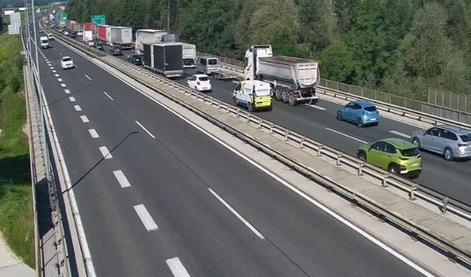 Nesreče povzročajo prometne zastoje na ljubljanski obvoznici in na glavni cesti v smeri Zasavja