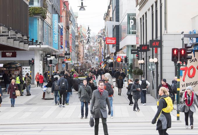 Na švedskih ulicah je sicer te dni manj ljudi kot običajno, a slika je precej drugačna kot v večini evropskih mest. Vse fotografije z vrvežem so bile posnete včeraj, 1. aprila 2020. | Foto: Reuters